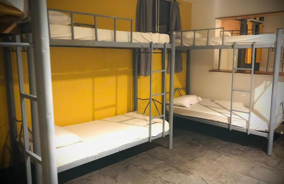 Por el Mundo Hostel-1